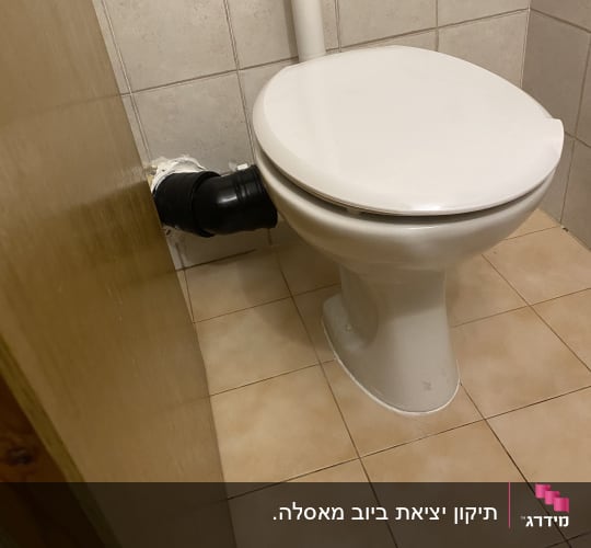 אסלה עם חיבורי צנרת בחדר אמבטיה